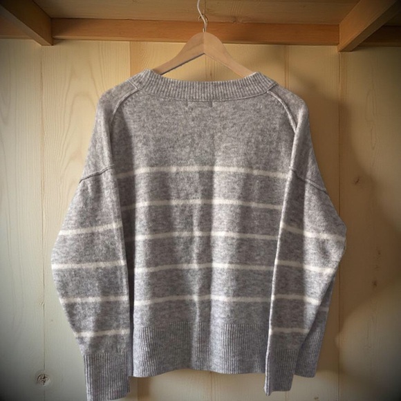 Jessica Simpson Striped V-Neck Sweater Size L Gray & White Preppy Fall Layers - Picture 3 of 12